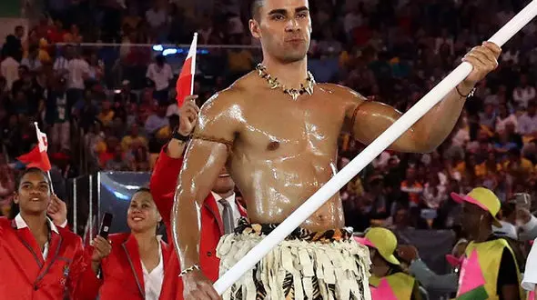 پرچمداری که نگاه ها را به خود خیره کرد / این ورزشکار دوجنسی است+عکس