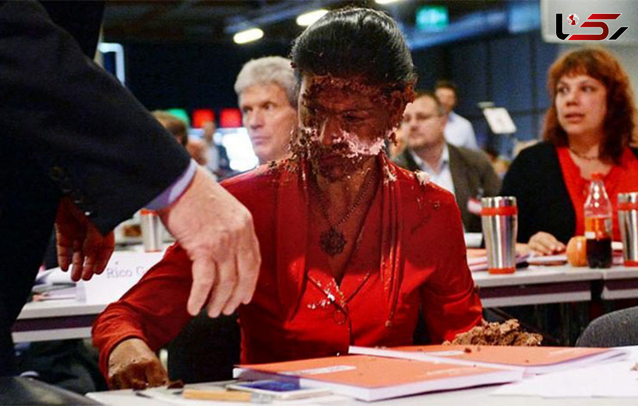 حمله با کیک به نماینده زن پارلمان آلمان + فیلم و عکس
