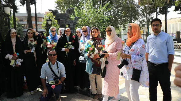 بزرگداشت عید غدیر خم با حضور در بین توریستهای خارجی در ایران +تصاویر 