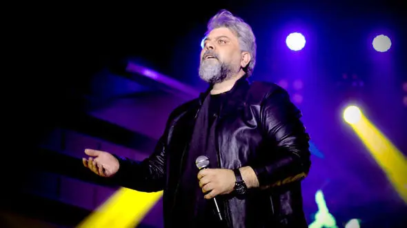 اسماعیل مقیمی خواننده تلفیقی : از دف تا ترانه، از سنت تا صدا /  این مسیر بی‌وقفه ادامه دارد