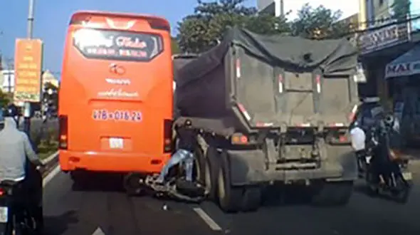 تلاش احمقانه یک موتورسوار در خیابان او را به دردسر انداخت + فیلم