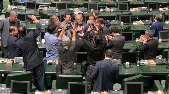 رئیس‌ جمهور بدون دعوت در مجلس حاضر شد / پزشکیان درباره مسائل مختلف کشور با نمایندگان صحبت خواهد کرد