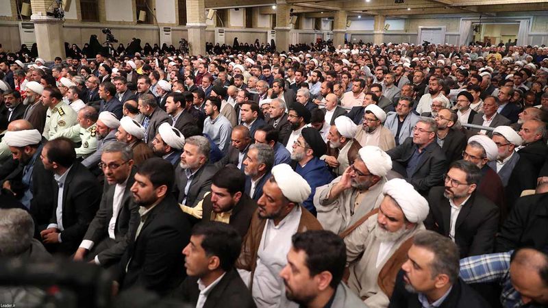 رهبر معظم انقلاب اسلامی حضرت آیت الله خامنه ای امروز( دوشنبه ) 17 اردیبهشت 1403 در دیدار مسئولان و کارگزاران حج و جمعی از زائران بیت الله الحرام