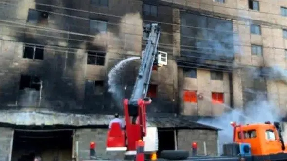 فیلم آتش سوزی کارگاه مبل پرند/ حریق مهار شد