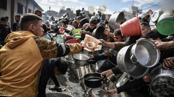تصاویر دلخراش از پدر و فرزند فلسطینی در سطل زباله غزه + فیلم