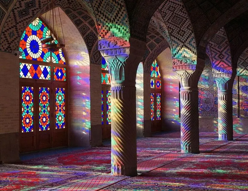 جادوی شیشه‌ های رنگی مسجد نصیرالملک شیراز / فیلم و عکس