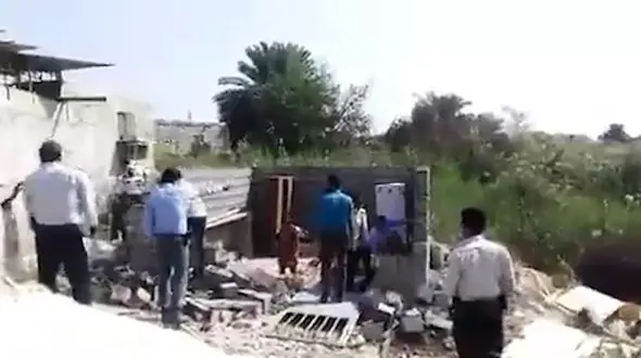  خودسوزی زن سرپرست خانوار در بندرعباس / ماموران شهرداری و مسکن آلونک او را ویران کردند + فیلم 