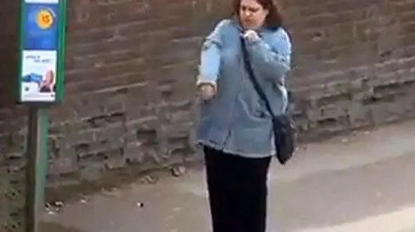 رقاصی زن جوان در ایستگاه اتوبوس سوژه شد + عکس