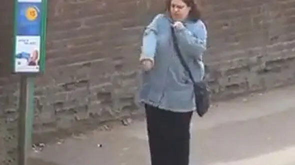 رقاصی زن جوان در ایستگاه اتوبوس سوژه شد + عکس