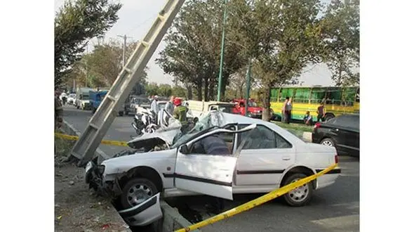عکسی از پژوپارس که با تیرچراغ برق در نی ریز تصادف کرد/ یک کشته و 4 مجروح