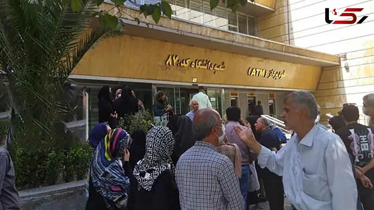 تجمع مالباختگان سرقت بزرگ از بانک ملی دانشگاه / پول و طلاهایمان را نمی دهند! + عکس