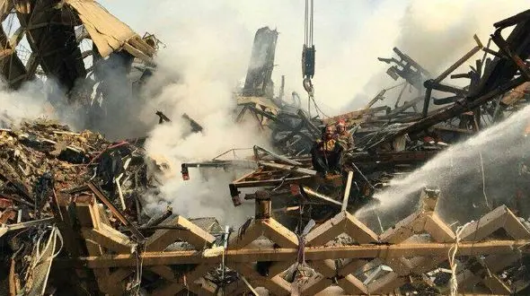 پلاسکو زیر دود سفید غرق شد / با برداشتن هر لایه از آوار این دودها بیشتر می شود 