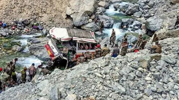 سقوط مرگبار اتوبوس به دره در افغانستان /  ۱۷ زن و مرد کشته شدند!