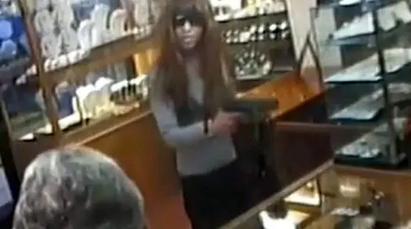 فروشنده در حمله به دزد دامنش را در آورد + فیلم