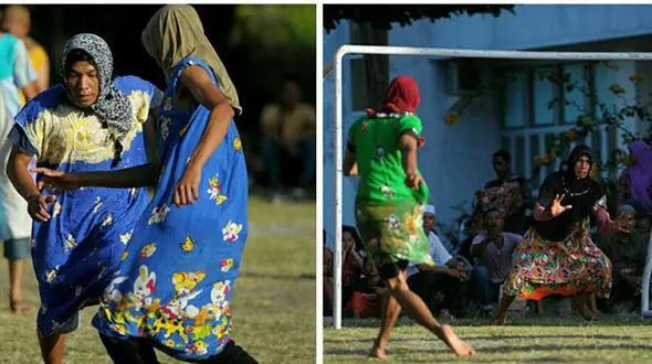 بازی فوتبال مردان با لباس زنانه + عکس