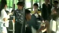 کتک خوردن یک مرد از زن مسافر در اتوبوس + فیلم