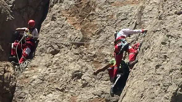 نجات فرد سقوط کرده پس از 4 ساعت تلاش در الموت