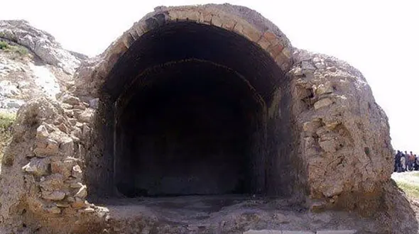 جویندگان گنج در آوار آتشکده زنده به گور شدند