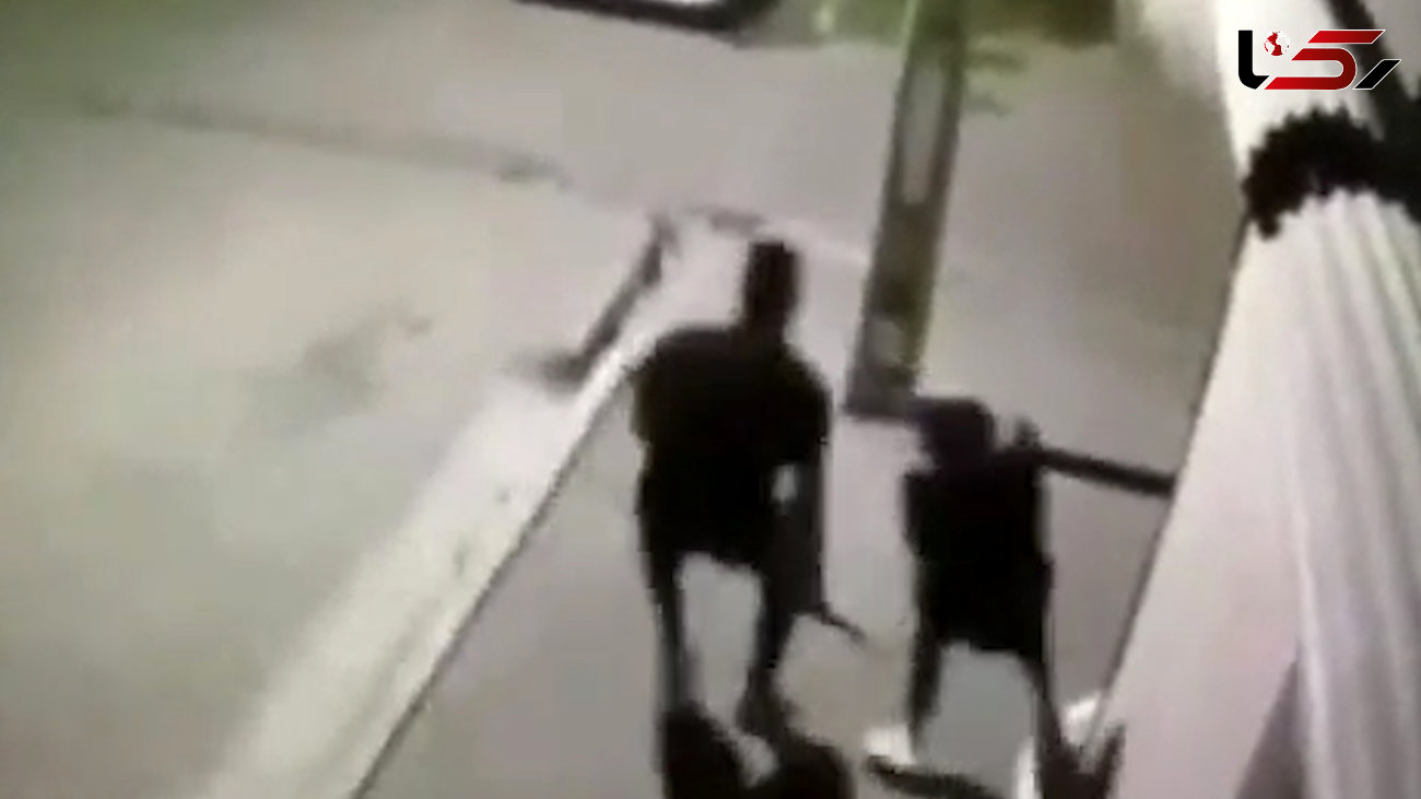 فیلم لحظه حمله به دختر جوان توسط جوان قمه کش