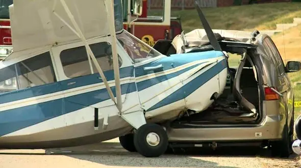 ببینید / لحظه تصادف باورنکردنی یک هواپیمای سبک با خودروی سواری در کنار اتوبان!