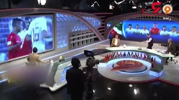 ورود غیر منتظره آبدارچی شبکه ورزش با سینی چای به برنامه پخش زنده + فیلم