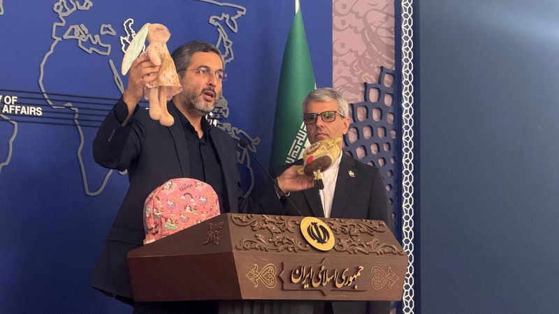 برادر شهید «محمد رضا صدیقی صابر» یکی از دانشمندان هسته‌ای که در آستانه اشرفیه به همراه خانواده‌اش به شهادت رسید در حاشیه نشست خبری اسماعیل بقائی ، سخنگوی وزارت خارجه جمهوری اسلامی ایران با خبرنگاران گفتگو کرد