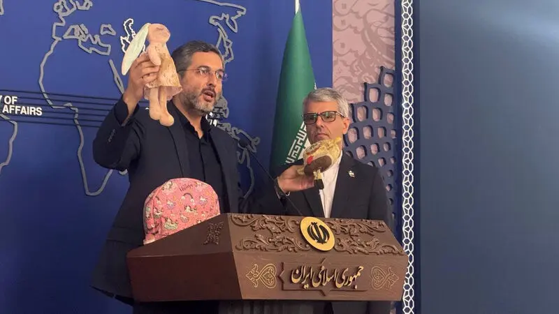 برادر شهید «محمد رضا صدیقی صابر» یکی از دانشمندان هسته‌ای که در آستانه اشرفیه به همراه خانواده‌اش به شهادت رسید در حاشیه نشست خبری اسماعیل بقائی ، سخنگوی وزارت خارجه جمهوری اسلامی ایران با خبرنگاران گفتگو کرد