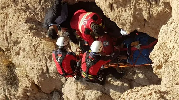 سقوط هولناک مرد پاراگلایدر سوار در سمنان + عکس 