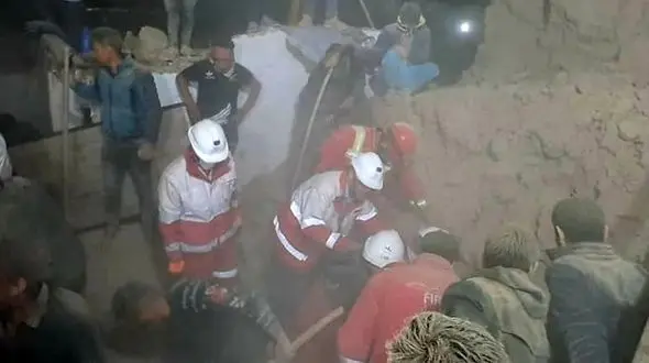 زنده زنده دفن شدن زوج جوان و فرزندشان در زیر آوار خانه / ریزش مرگبار خانه در ورامین