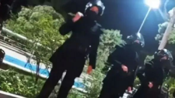 جنجال لباس خاص زنان یگان ویژه / دردسر مانتو کوتاه برای خانم پلیس ها !