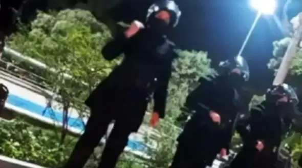 جنجال لباس خاص زنان یگان ویژه / دردسر مانتو کوتاه برای خانم پلیس ها !