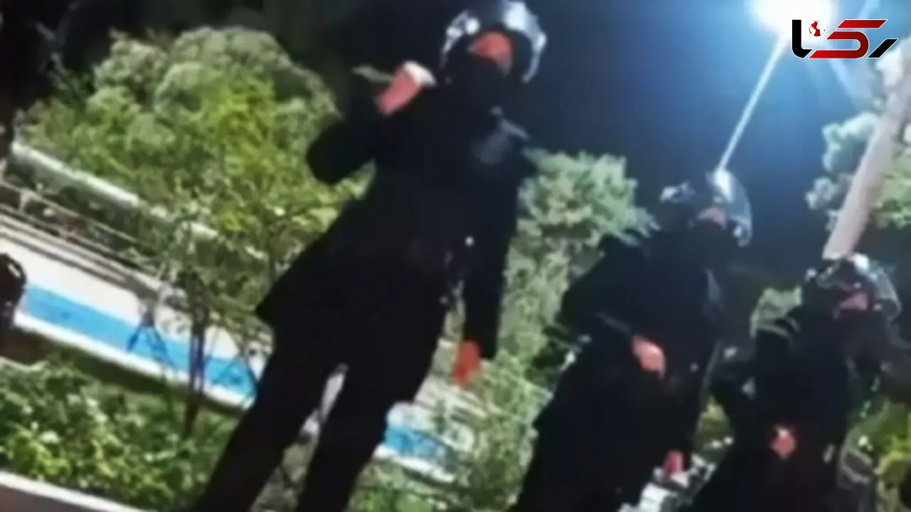جنجال لباس خاص زنان یگان ویژه / دردسر مانتو کوتاه برای خانم پلیس ها !