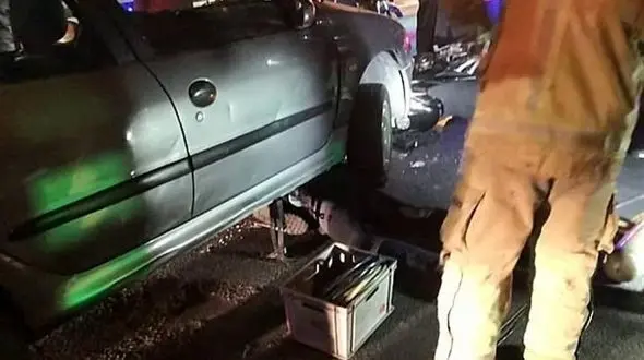 حبس 2  موتورسوار  زیر خودروی پژو 206 در پل چوبی تهران+ عکس ها 