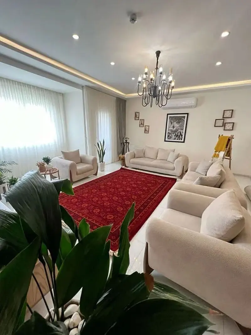 فرش قرمز رنگ