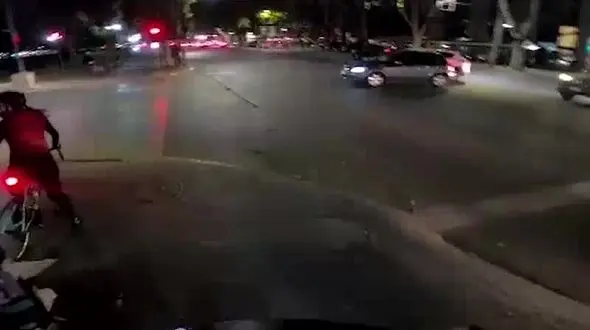 فیلم تلخ از لحظه زیرگرفتن جوان در خیابان / راننده فرار کرد