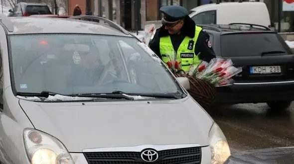 اقدام جالب پلیس لیتوانی در روز جهانی زن + عکس