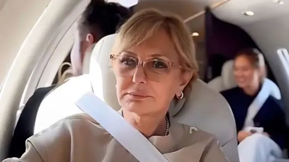 فیلم گوگوش و سگش در هواپیمای شخصی  لوکس ! / ببینید درباره لایه ازون چی میگه !