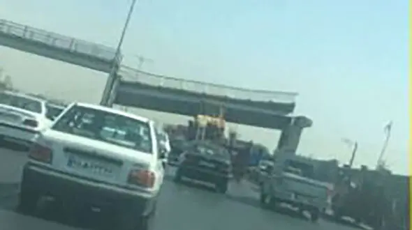 سقوط پل عابر پیاده در اتوبان ذوب‌آهن / مردم  شوکه شدند + عکس