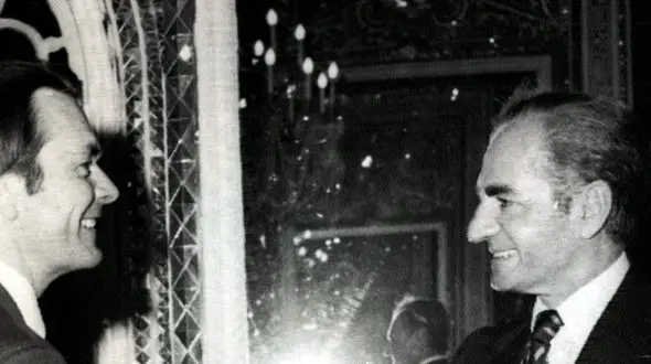 عکس سفر در زمان / «محمدرضا پهلوی» بدون فرح دیبا در فرودگاه الجزایر» / سال 1353 