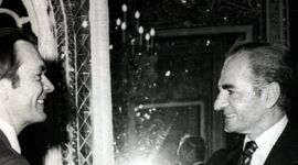 عکس سفر در زمان / «محمدرضا پهلوی» بدون فرح دیبا در فرودگاه الجزایر» / سال 1353 