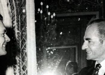 عکس سفر در زمان / «محمدرضا پهلوی» بدون فرح دیبا در فرودگاه الجزایر» / سال 1353 
