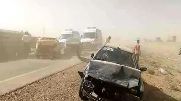 تصادف زنجیره ای هولناک 10 خودرو در بیرجند / بشکه های گازوئیل قاچاق در جاده سرازیر شد