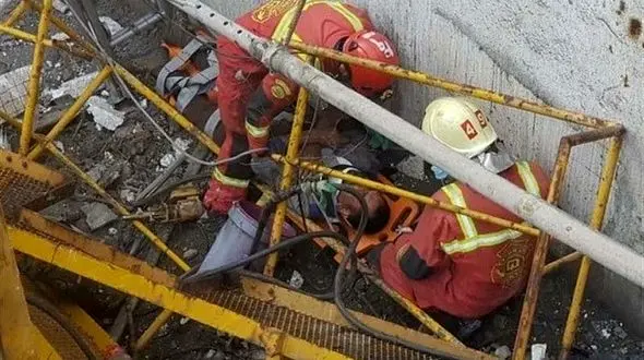 سقوط جرثقیل ساختمانی بر سر دو کارگر در بزرگراه چمران +تصاویر