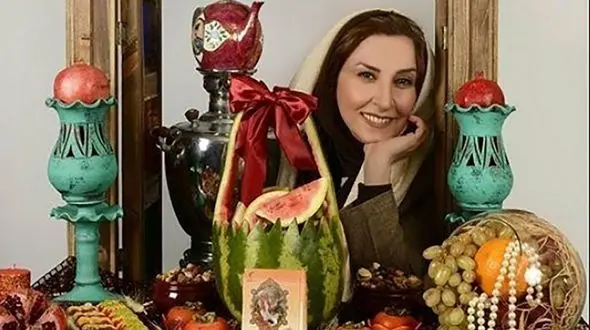 نگاهی به سبک  اعیانی مرجانه گلچین در چیدمان میز باشکوه یلدایی با انار دون شده، پشمک و شمعدان های کریستالی/ یلدا هم با سردی اش به صبح می‌رسد تو غصه‌ کدام شب را می‌خوری؟ + فیلم