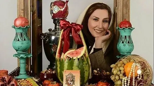 نگاهی به سبک  اعیانی مرجانه گلچین در چیدمان میز باشکوه یلدایی با انار دون شده، پشمک و شمعدان های کریستالی/ یلدا هم با سردی اش به صبح می‌رسد تو غصه‌ کدام شب را می‌خوری؟ + فیلم