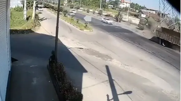 برخورد فاجعه بار یک کامیون با دکل برق در لاهیجان  + فیلم