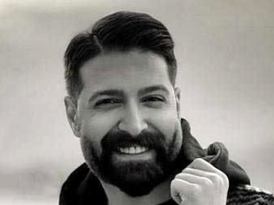 فیلم غوغای خوانندگی بی نظیر حمید هیراد با آهنگ نوستالژی در خانه اش/ کدوم کوه و کمر نقش تو داره یار