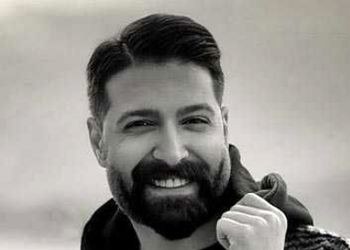 فیلم غوغای خوانندگی بی نظیر حمید هیراد با آهنگ نوستالژی در خانه اش/ کدوم کوه و کمر نقش تو داره یار
