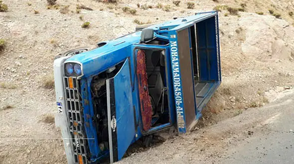 مرگ تلخ در واژگونی نیسانی آبی در نزدیکی کارخانه قند + فیلم