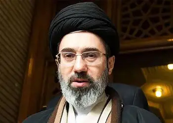 انتشار اولین فیلم از آیت الله سید مجتبی خامنه‌ای رهبر انقلاب در جمع روحانی ها  / چقدر خاکی و صمیمی